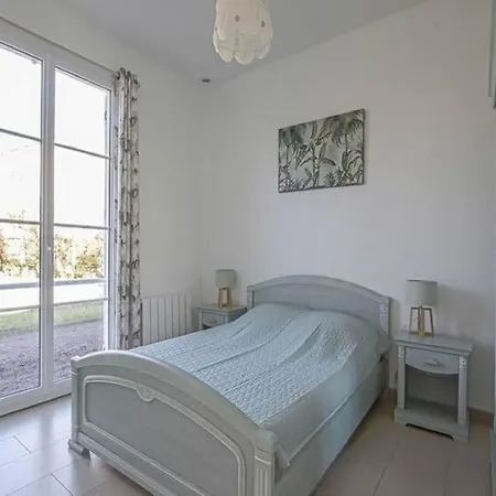 Vakantiehuis Spacious In Aure Sur With Garden