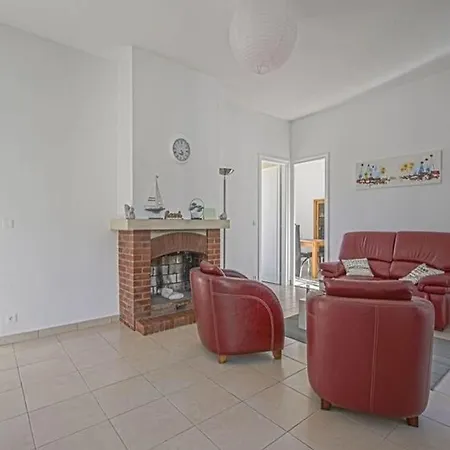 Spacious In Aure Sur With Garden Vakantiehuis *