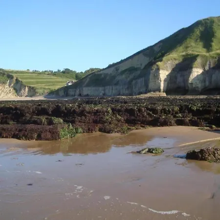 Vakantiehuis Spacious In Aure Sur With Garden Sainte-Honorine-des-Pertes