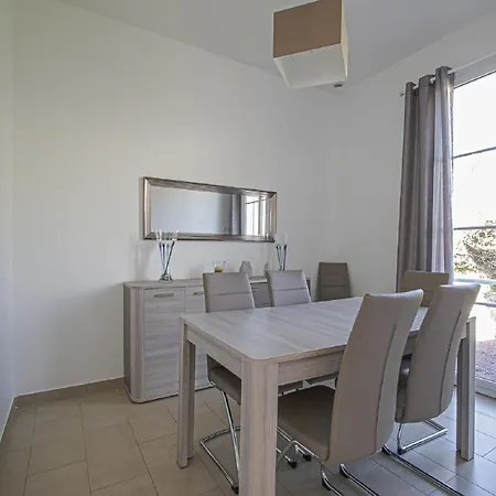 Dom wakacyjny Spacious In Aure Sur With Garden Sainte-Honorine-des-Pertes
