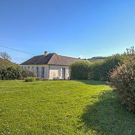 Vakantiehuis Spacious In Aure Sur With Garden