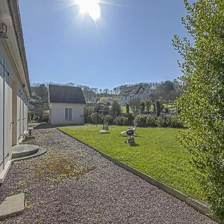 Spacious In Aure Sur With Garden Dom wakacyjny Sainte-Honorine-des-Pertes