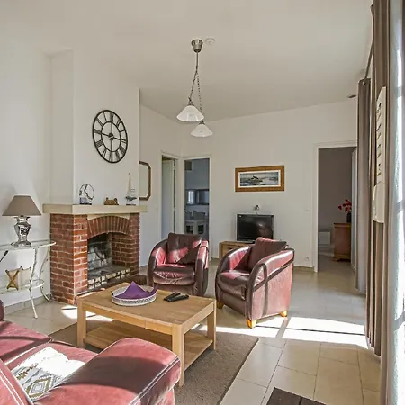 Dom wakacyjny Spacious In Aure Sur With Garden