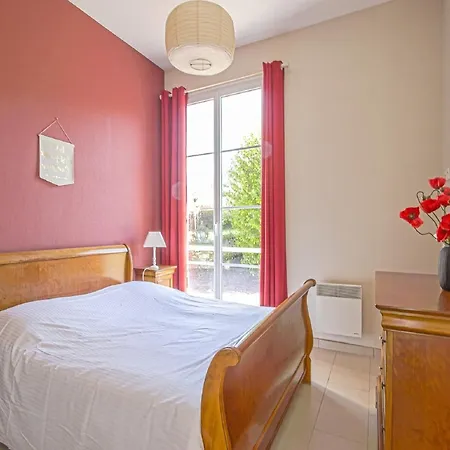 Dom wakacyjny Spacious In Aure Sur With Garden Sainte-Honorine-des-Pertes