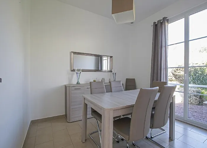 Feriehus Spacious In Aure Sur With Garden Sainte-Honorine-des-Pertes