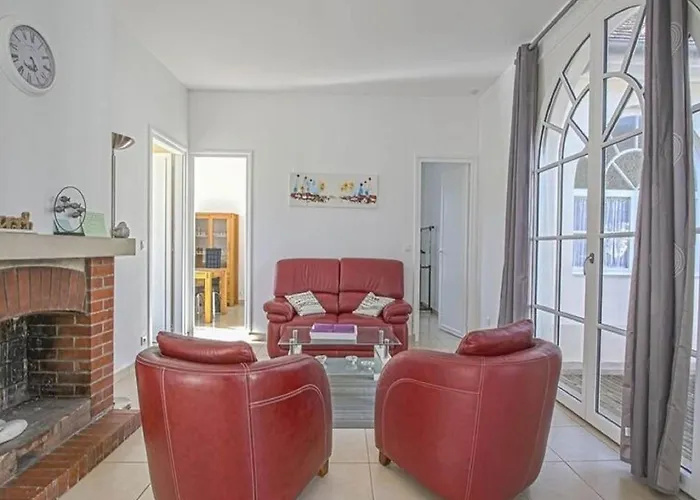 Spacious In Aure Sur With Garden Feriehus Sainte-Honorine-des-Pertes