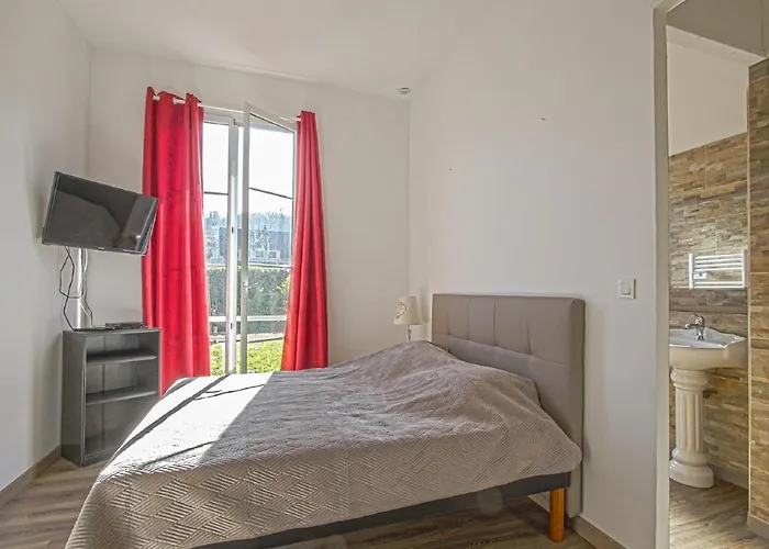 Spacious In Aure Sur With Garden Ferienhaus Sainte-Honorine-des-Pertes