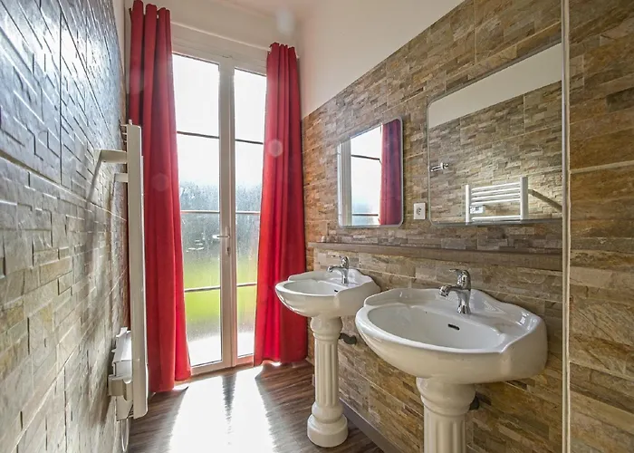 Spacious In Aure Sur With Garden Feriehus